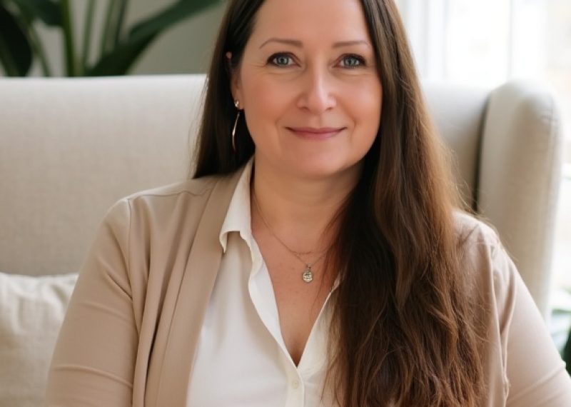 Christiane Wienecke sitzend im Sitzungsraum